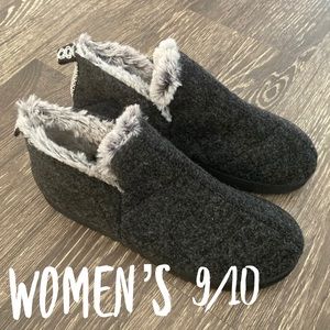 NWOT Dearfoam Slippers - Size 9/10